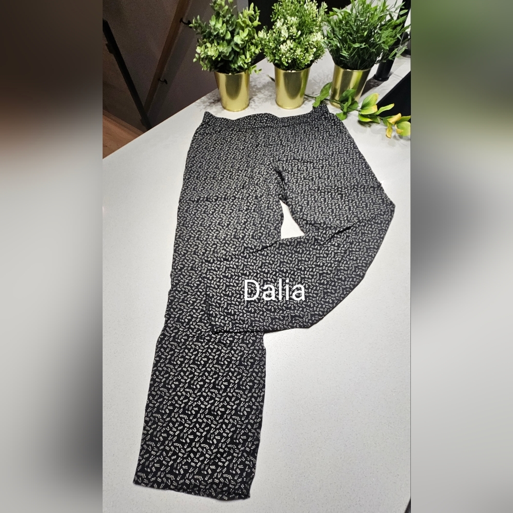 DALIA Superbe pantalon à jambes droites fluides plus cintrées au bas
